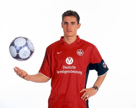 Miroslav Klose (Lautern) mit Ball Fußball 1. BL Herren Saison 2000 2001, 1.FC Kaiserslautern, Studioaufnahme, Studioshooting, Studio, Studiotermin, Mfdia, Einzelbild Kaiserslautern