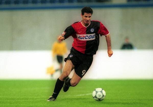 Ali Daei (Hertha) am Ball Fußball 1. BL Herren Saison 2001 2002, Rostock - Hertha BSC Berlin 1:1, Vneg Einzelbild Ostseestadion Rostock