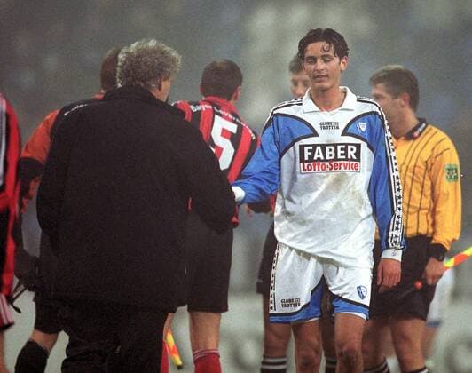 Dino Toppmöller (re., Bochum) wird von seinem Vater Trainer Klaus Toppmöller (Leverkusen) getröstet Fußball Herren DFB-Pokal 2001 2002, Pokalspiel, VfL Bochum - Bayer 04 Leverkusen 2:3, Vneg Gruppe Ruhrstadion Bochum Harmonie,
