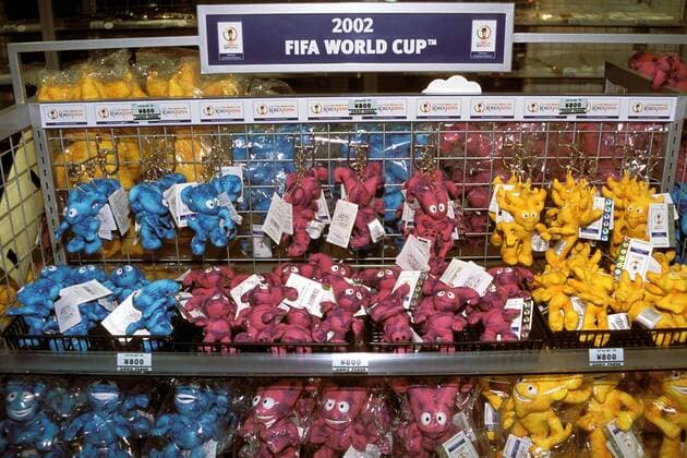Maskottchen der Weltmeisterschaft v. li.: Nik (blau), Kaz (lila) und Ato (gelb) Fußball WM Herren Vorschau 2001 Weltmeisterschaft 2002 Totale Kobe