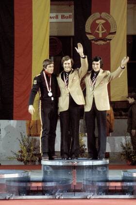 V. li.: Urban Hettich (BRD), Olympiasieger Ulrich Wehling und Konrad Winkler (beide DDR) Nordische Kombination OS Winter Herren Olympische Winterspiele 1976, Olympia, Olympiade, Spiele, Ski nordisch, nordischer Skisport Gruppe Innsbruck Freude, Kameradschaft,