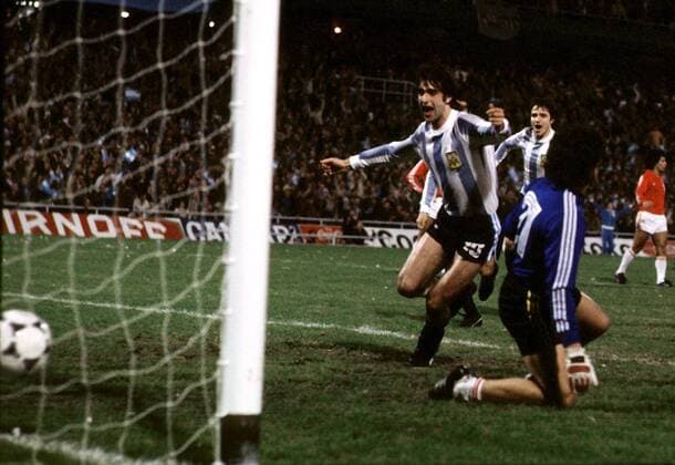 Mario Kempes (Argentinien) erzielt das Tor zum 1:0, Torwart Quiroga (Peru) ist geschlagen Fußball WM Herren Weltmeisterschaft 1978, Nationalmannschaft, Nationalteam, Nationaltrikot, Argentinien - Peru 6:0 Gruppe Estadio Central Rosario Freude, Begeisterung,