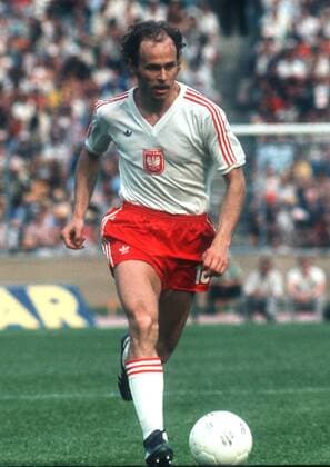 Grzegorz Lato (Polen) am Ball Fußball WM Herren Weltmeisterschaft 1974, Nationalmannschaft, Nationalteam, Nationaltrikot Einzelbild Neckarstadion Stuttgart Dynamik,