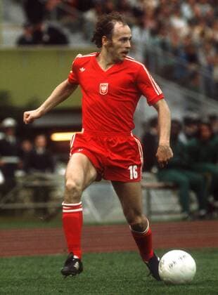 Grzegorz Lato (Polen) am Ball Fußball WM Herren Weltmeisterschaft 1974, Nationalmannschaft, Nationalteam, Nationaltrikot Einzelbild Olympiastadion München Dynamik,
