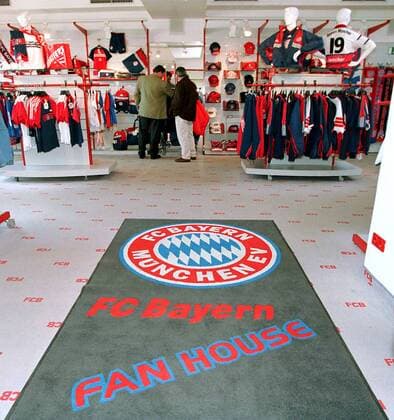 Bayern Fanshop in der Säbener Straße Fußball 1. BL Herren Saison 1998 1999, FC Bayern München Totale Fan House München