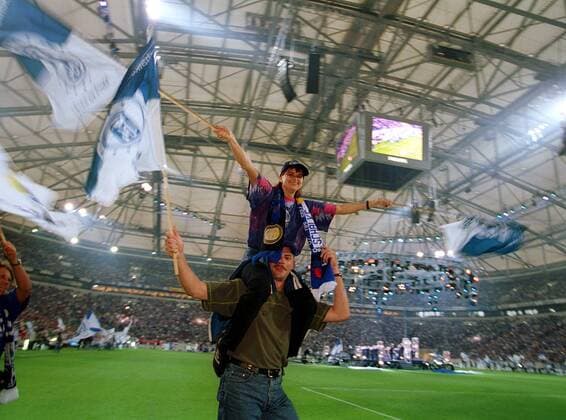 Fans jubeln auf dem Spielfeld Fußball 1. BL Herren Saison 2001 2002, FC Schalke 04, Eröffnungsspiel, Eröffnung Gruppe Arena AufSchalke Gelsenkirchen Freude