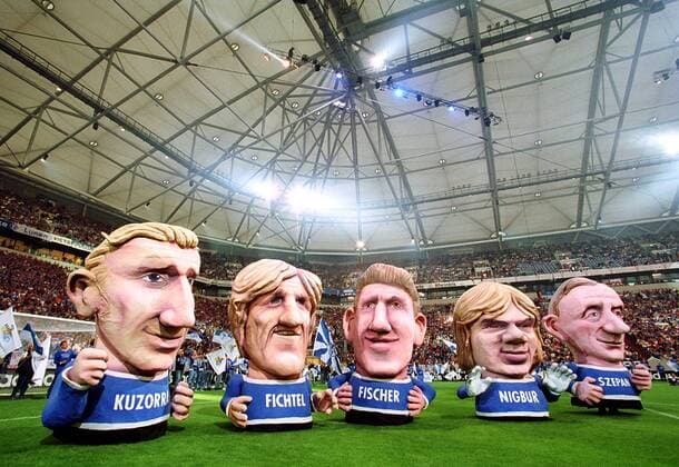 Schalker Fußballlegenden als Pappkameraden v.li.: Ernst Kuzorra, Klaus Fichtel, Klaus Fischer, Norbert Nigbur und Fritz Szepan Fußball 1. BL Herren Saison 2001 2002, FC Schalke 04, Eröffnungsspiel, Eröffnung, Showprogramm Gruppe Arena AufSchalke Gelsenkirchen