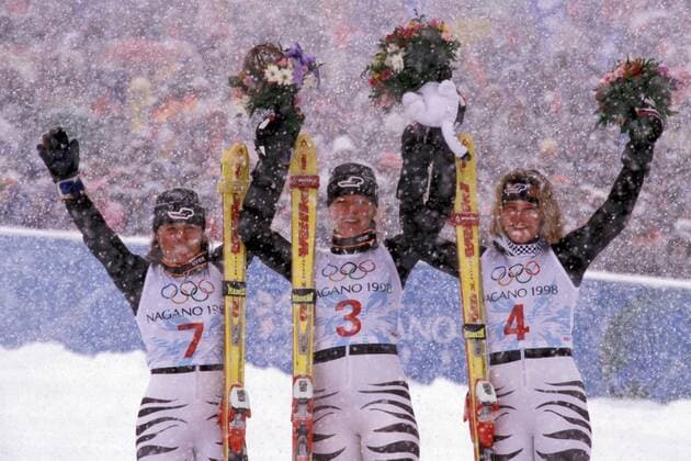 V.li. Martina Ertl, Katja Seizinger und Hilde Gerg (alle Deutschland) - Siegerehrung Alpiner Skilauf OS Winter Damen Olympische Spiele 1998, Winterspiele, Olympia, Olympiade, Ski Alpin, Skisport, Kombination, Vdia Gruppe Happo one Hakuba Nagano Freude,