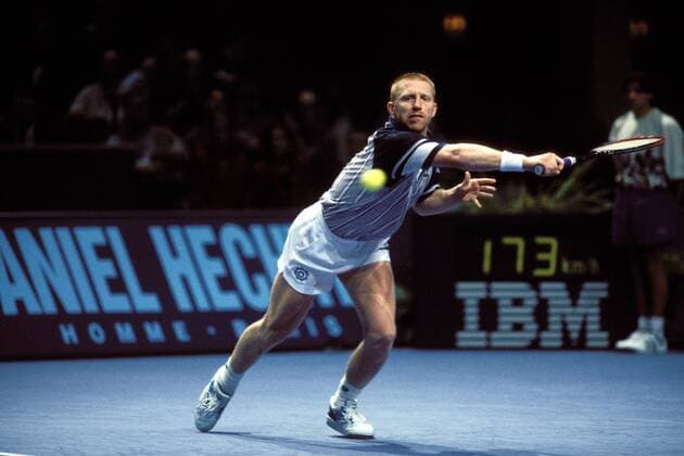 Boris Becker (Deutschland) muß sich für diese Rückhand ganz schön strecken Tennis WM Herren ATP-Weltmeisterschaft 1995, Finale, Tour, Halle, Indoor, Hallentennis, Hallenturnier Einzelbild Festhalle Frankfurt M. Dynamik,