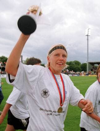 Doris Fitschen (Deutschland) präsentiert stolz die Trophäe Fußball EM Damen Europameisterschaft 2001, Frauen, Frauenfußball, Frauennationalmannschaft, Länderspiel, Finale Einzelbild Donaustadion Ulm Freude,