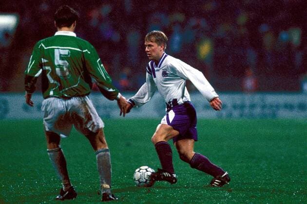 Fußball, CL 1993 1994, SV Werder Bremen - RSC Anderlecht 5-3 Par Johan Zetterberg (Anderlecht) am Ball, li. Beiersdorfer (Bremen) Fußball EC 1 Herren Champions League 1993 1994, SV Werder Bremen - RSC Anderlecht (Belgien) 5:3 Gruppe Weserstadion Bremen Dynamik,