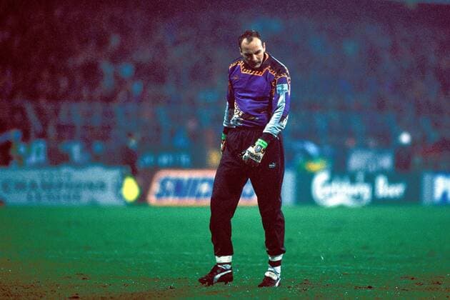 Fußball, CL 1993 1994, SV Werder Bremen - RSC Anderlecht 5-3 Torwart Oliver Reck (Bremen) spuckt unzufrieden Fußball EC 1 Herren Champions League 1993 1994, SV Werder Bremen Einzelbild Weserstadion Bremen Enttäuschung,