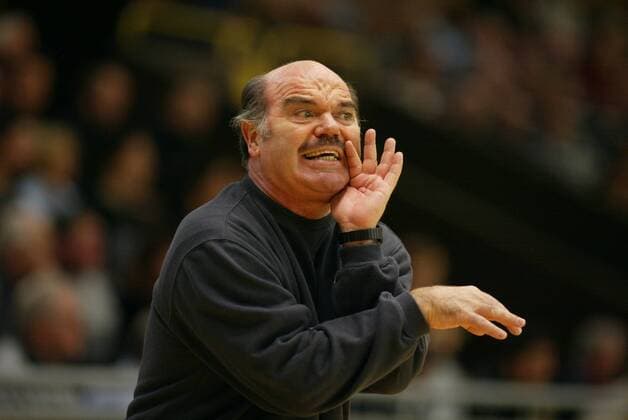 Trainer Dr. Hans-Jürgen Gerlach (Lützellinden) gibt Anweisungen Handball 1. BL Damen Saison 2001 2002, TV Lützelinden Einzelbild Gießen-Ost Gießen Spannung, Ungeduld,