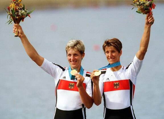 Siegerehrung Doppelzweier: Jana Thieme (li.) und Kathrin Boron (beide Deutschland) - zeigen ihre Goldmedaille Rudern OS Sommer Damen Olympische Sommerspiele 2000, Spiele, Olympia, Olympiade Gruppe Regatta Centre, Penrith Lakes Sydney Freude,