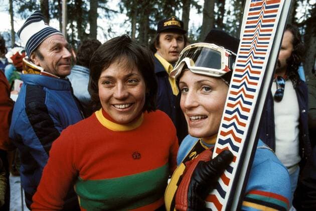 Rosi Mittermaier (li.) und Christa Zechmeister (beide BRD) Alpiner Skilauf Damen Weltcup 1974 1975, Welt-Cup, Worldcup, World, WC, Skisport, Ski Alpin, Abfahrt, Abfahrtslauf, Vdia Gruppe