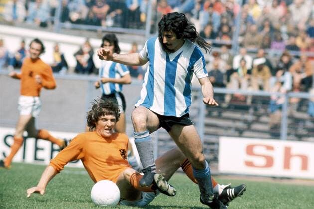 Hugo Ruben Ayala (Argentinien, re.) zieht an Ruud Krol (Niederlande) vorbei Fußball WM Herren Weltmeisterschaft 1974, Länderspiel, Vorbereitung, Nationalmannschaft, Nationalteam, Nationaltrikot Gruppe Olympisch Stadion, Olympiastadion Amsterdam Dynamik