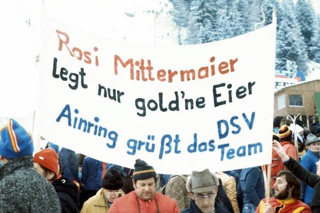 Rosi Mittermaier-Fans begrüßen ihren Liebling mit einem Plakat (BRD) Alpiner Skilauf OS Winter Damen Olympische Winterspiele 1976, Olympia, Olympiade, Spiele, Ski Alpin, Skisport, Slalom Totale Axamer Lizum Innsbruck