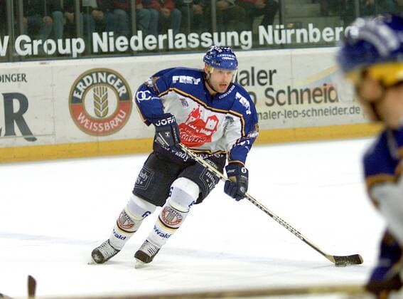 Jan Nemecek (Ice Tigers) am Puck Eishockey DEL Herren Deutsche Eishockey Liga, Saison 2001 2002, Nürnberg Ice Tigers Einzelbild Arena, NürnbergArena Nürnberg