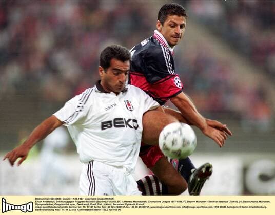 Erkan Avseren (li, Besiktas) gegen Ruggiero Rizzitelli (Bayern) Fußball EC 1 Herren Champions League 1997 1998, FC Bayern München - Besiktas Istanbul (Türkei) 2:0 Gruppe Olympiastadion München Dynamik, Kampf