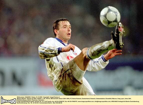 Markus Beierle (Hansa) am Ball Fußball 1. BL Herren Saison 2001 2002, FC Hansa Rostock Einzelbild Ostseestadion Rostock Dynamik,