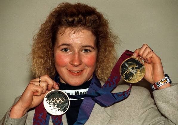 Claudia Pechstein (Deutschland) präsentiert glücklich ihre Medaillen Eisschnellauf OS Winter Damen Olympische Winterspiele 1994, Olympia, Olympiade, Spiele Porträt Lillehammer Glück, Freude,