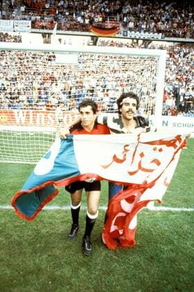 Torwart Mahdi Cerbah (Algerien, li.) mit Algerischem Fan Fußball WM Herren Weltmeisterschaft 1982, Länderspiel, Nationalmannschaft, Nationalteam, Nationaltrikot Gruppe Estadio El Molinon Gijon