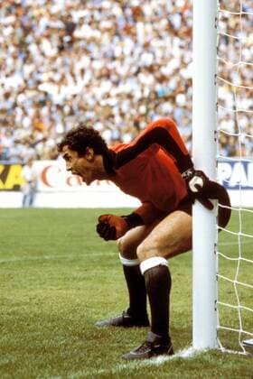 Torwart Mahdi Cerbah (Algerien) am kurzen Pfosten Fußball WM Herren Weltmeisterschaft 1982, Länderspiel, Nationalmannschaft, Nationalteam Einzelbild Estadio El Molinon Gijon