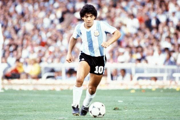 Diego Armando Maradona (Argentinien) am Ball Fußball WM Herren Weltmeisterschaft 1982, Länderspiel, Nationalmannschaft, Nationalteam Einzelbild Nou Camp Barcelona Dynamik,