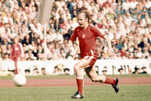 Grzegorz Lato (Polen) am Ball Fußball WM Herren Weltmeisterschaft 1974, Länderspiel, Nationalmannschaft, Nationalteam, Nationaltrikot Einzelbild Olympiastadion München Dynamik,