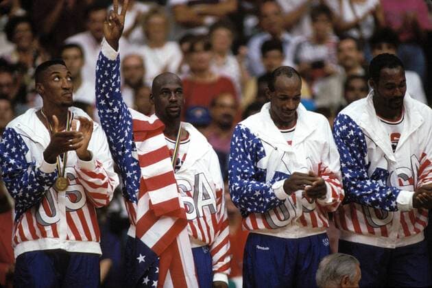 V. li.: Scottie Pippen, Michael Jordan, Clyde Drexler und Karl Malone (alle USA) - Siegerehrung Basketball OS Sommer Herren Olympische Sommerspiele 1992, Olympia, Olympiade, Spiele, Finale, Endspiel, USA Gruppe Barcelona Freude,