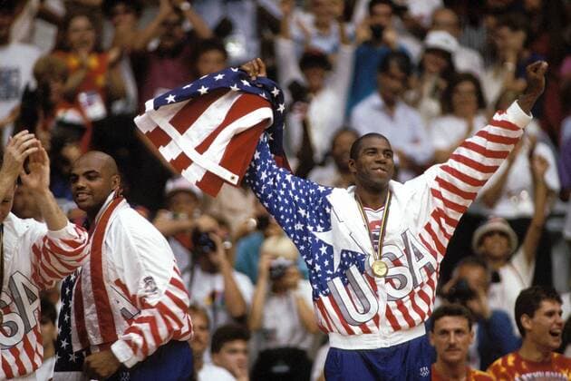 Earvin Magic Johnson (re.) und Charles Barkley (beide USA) - Siegerehrung Basketball OS Sommer Herren Olympische Sommerspiele 1992, Olympia, Olympiade, Spiele, Finale, Endspiel, USA Gruppe Barcelona Freude,