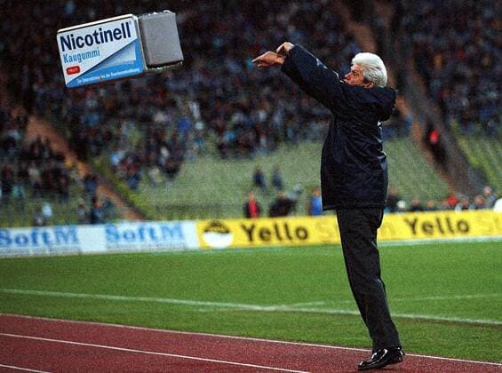 Trainer Werner Lorant (1860) schmeißt wütend seine Nicotinell-Kaugummi-Box weg Fußball 1. BL Herren Saison 2000 2001, TSV 1860 München Einzelbild Olympiastadion München Wut,