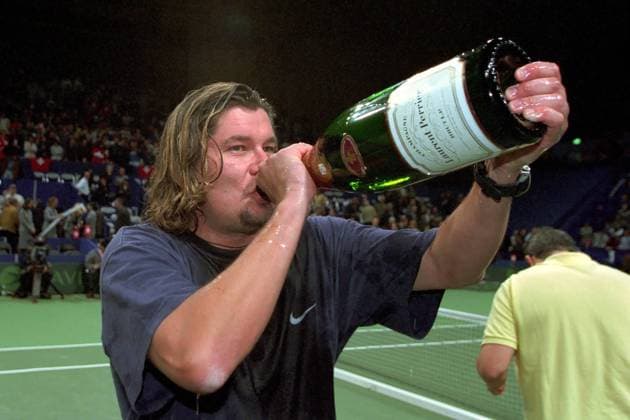 Trainer Peter Lundgren (Schweden) nimmt einen Schluck aus der Champagnerflasche Tennis Herren Davis Cup 2001, Daviscup, Daviscupteam, Halle, Indoor, Hallentennis, Hallenturnier Einzelbild St. Jakobshalle Basel Freude,