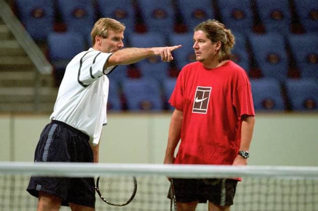 Teamchef Jakob Hlasek (Schweiz, li.) gibt Co-Trainer Peter Lundgren (Schweden) Anweisungen Tennis Herren Davis Cup 2001, Daviscup, Daviscupteam, Halle, Indoor, Hallentennis, Hallenturnier, Training Gruppe St. Jakobshalle Basel