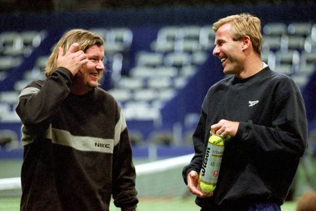 Co-Trainer Peter Lundgren (Schweden, li.) hat mit Teamchef Jakob Hlasek (Schweiz) eine Menge Spaß Tennis Herren Davis Cup 2001, Daviscup, Daviscupteam, Halle, Indoor, Hallentennis, Hallenturnier, Training Gruppe St. Jakobshalle Basel Harmonie Freude,