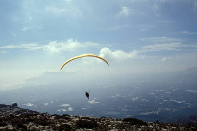 Paraglider im Anflug auf ein Tal Paragliding Paragliding 2001, Gleitschirm, Gleitschirmfliegen, Freizeit, Freizeitsport Totale Costa Blanca Weite, Ruhe,