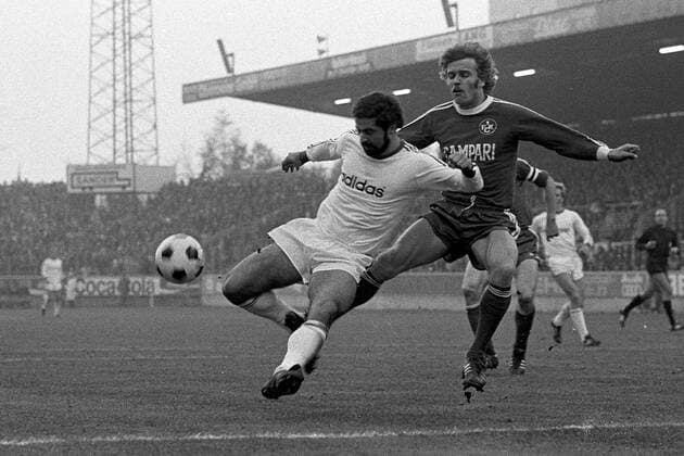 Gerd Müller (li., Bayern) gegen Manfred Ritschel (Lautern) Fußball 1. BL Herren Saison 1976 1977, 1. FC Kaiserslautern - FC Bayern München 1:1, Vneg, Vsw Gruppe Betzenberg Kaiserslautern Dynamik,