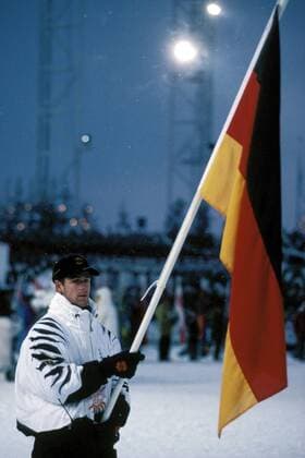 Mark Kirchner (Deutschland) mit der deutschen Fahne Biathlon OS Winter Herren Olympische Winterspiele 1994, Olympia, Olympiade, Spiele, Eröffnung, Zeremonie, Eröffnungszeremonie Einzelbild Lysgardsbakkene-Stadion Lillehammer