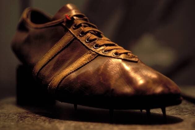 Original Laufschuh des mehrfachen Olympiasiegers Jesse Owens (USA) aus dem Jahre 1936 im IOC-Museum in Lausanne Leichtathletik OS Sommer Herren IOC Olympisches Museum 1995, Olympische Sommerspiele, Olympia, Olympiade, Spiele, Exponat, Exponate Einzelbild Lausanne