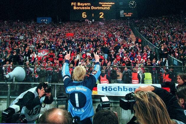 Torwart Oliver Kahn (Bayern) jubelt mit den Fans über das 6:2 gegen den BVB Fußball 1. BL Herren Saison 2000 2001, FC Bayern München - Borussia Dortmund 6:2, Anzeigetafel, Stadionanzeige, Anzeige Totale Olympiastadion München Freude, Begeisterung