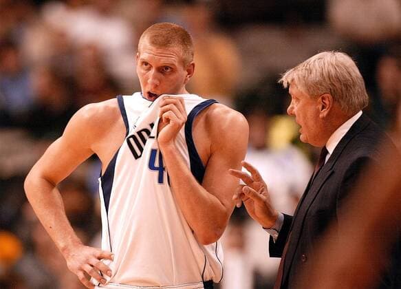 Dirk Nowitzki (li.) und Head-Coach Don Nelson (beide Mavericks) Basketball Herren NBA 2001 2002, National Basketball Association, Dallas Mavericks Gruppe AmericanAirlines Center Dallas