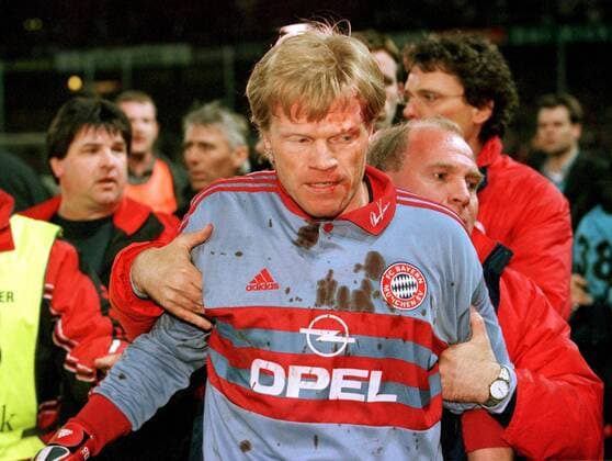 Torwart Oliver Kahn (vorn), der von einem Golfball getroffen wurde, wird von Manager Uli Hoeneß (beide Bayern) zurückgehalten Fußball 1. BL Herren Saison 1999 2000, Freiburg - FC Bayern München 1:2, Wurfgeschoss, close, zurückhalten, festhalten Gruppe Dreisamstadion, beruhigen, Emotionen Freiburg Wut, Spannung, Ungeduld