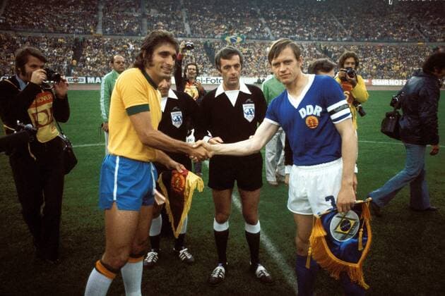 Mario Marinho (Brasilien, li.) und Bernd Bransch (DDR) mit shakehands unter der Aufsicht von FIFA-Schiedsrichter Thomas John (Wales) Fußball WM Herren Weltmeisterschaft 1974, Länderspiel, Brasilien - DDR 1:0, Nationalmannschaft, Nationalteam Gruppe Niedersachsenstadion Hannover