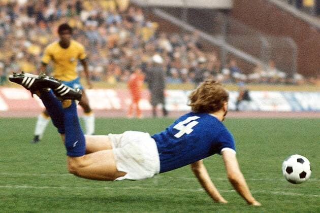 Konrad Weise (DDR) - Flugeinlage Fußball WM Herren Weltmeisterschaft 1974, Länderspiel, Brasilien - DDR 1:0, Nationalmannschaft, Nationalteam Einzelbild Niedersachsenstadion Hannover Dynamik,