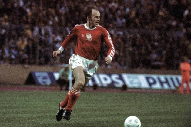 Grzegorz Lato (Polen) am Ball Fußball WM Herren Weltmeisterschaft 1974, Länderspiel, Nationalmannschaft, Nationalteam Einzelbild Neckarstadion Stuttgart Dynamik,