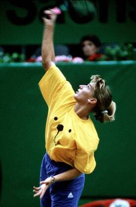 Steffi Graf (Deutschland) - Warmspielen im T-Shirt mit dem Logo der Berliner Olympiabewerbung 2000 Tennis Damen Volkswagen Cup 1991, WTA-Tour, Halle, Indoor, Hallentennis, Hallenturnier, Vneg Einzelbild Messehalle Leipzig Dynamik,