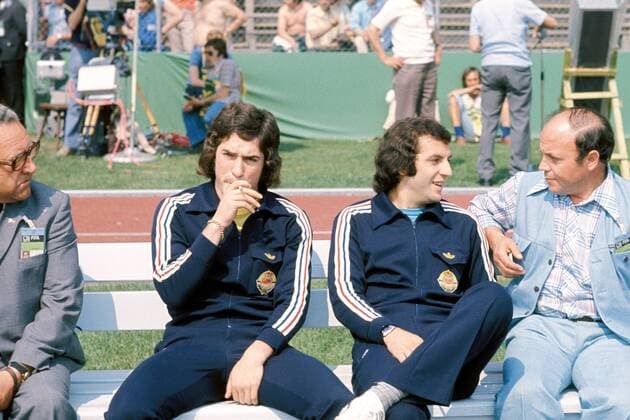 Die wilden 70er: Drazen Muzinic (li.) mit Kippe auf der Ersatzbank, daneben Jure Jerkovic (beide Jugoslawien) Fußball WM Herren Weltmeisterschaft 1974, Länderspiel, Nationalmannschaft, Nationalteam, rauchen, verwegen Gruppe Waldstadion Frankfurt M.