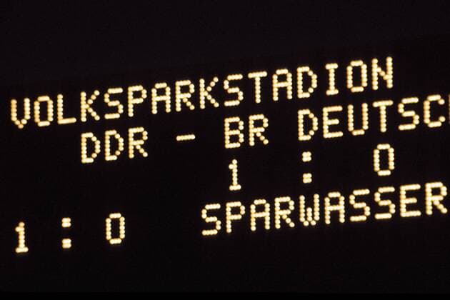 Endergebnis auf der Anzeigetafel: DDR - BR Deutschland 1:0; Torschütze: Sparwasser Fußball WM Herren Weltmeisterschaft 1974, Länderspiel, DDR - BR Deutschland 1:0, Nationalmannschaft, Nationalteam Einzelbild Volksparkstadion Hamburg