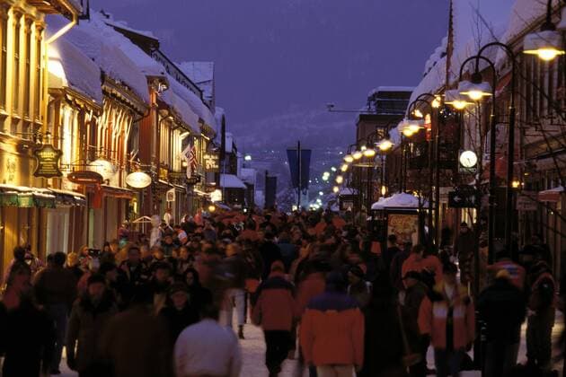 Gut besuchte Einkaufsstraße in Lillehammer OS Winter Olympische Winterspiele 1994, Olympia, Olympiade, Spiele Totale Lillehammer Masse,