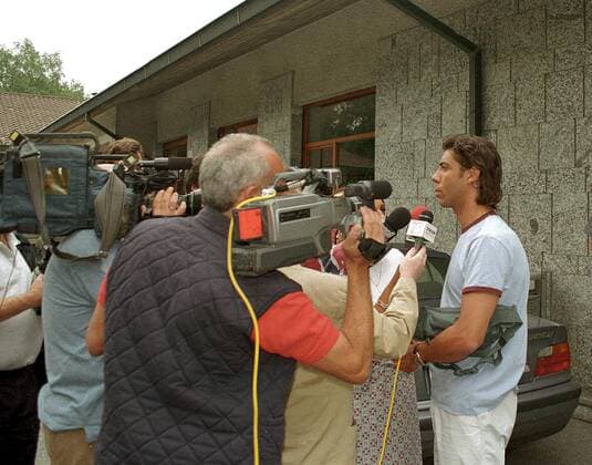 Manuel Rui Costa (Milan, re.) im Blickpunkt der Medien Fußball Herren Serie A 2001 2002, 1. Italienische Liga, AC Mailand Gruppe